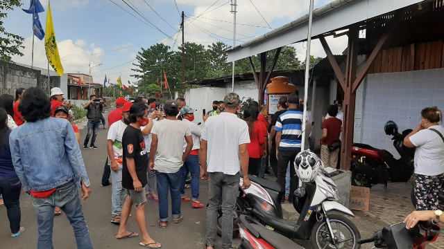  Kesal Penyaluran Bantuan Covid Tebang Pilih, Warga Walian Demo Kantor Lurah