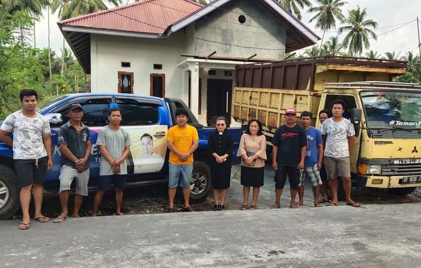  Keluarga Kandoli – Antou Bantu Keramik Granite Untuk Pembangunan Gereja GMIM Getsemani Silian