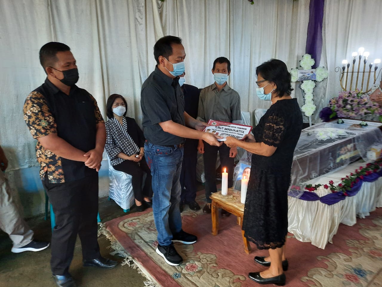 Walikota Melayat Sekaligus Serahkan Santunan Duka ke Alm Emil Lalawi
