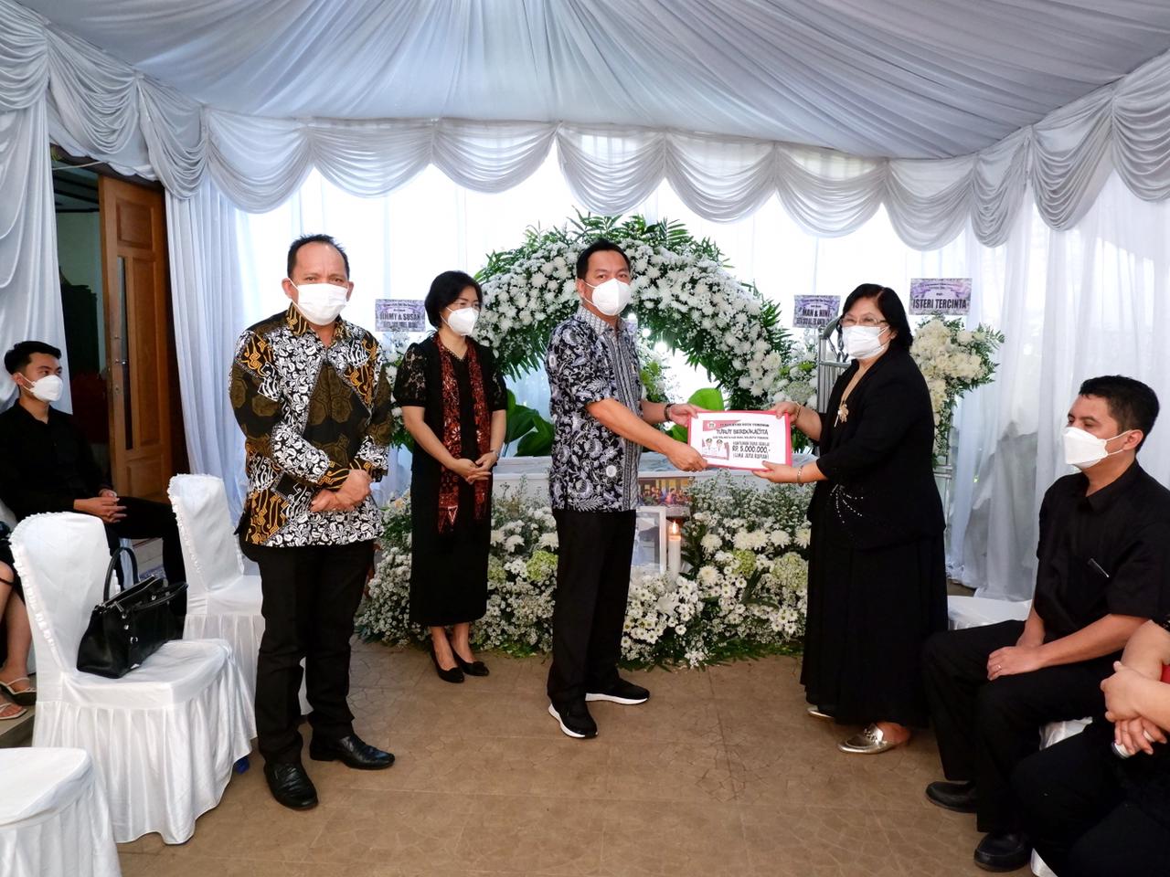 Walikota - Ketua DPRD Melayat di Rumah Duka Alm Pdt Berenhard