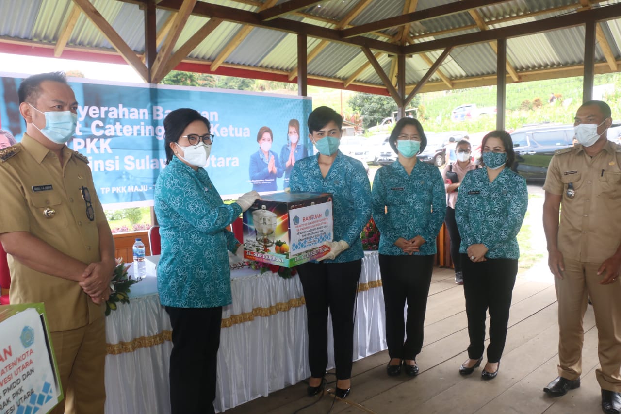 Ketua TP-PKK Sulut Serahkan Bantuan Alat Katering Buat 10 Kelurahan