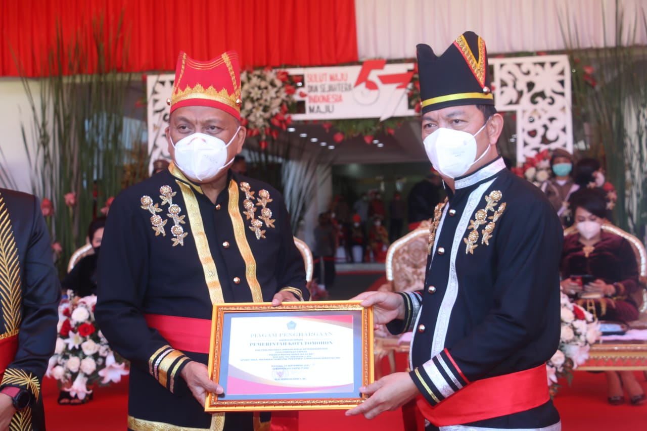 Hadiri HUT Provinsi ke 57, Walikota Dianugerahi Dua Penghargaan dari BKN dan Gubernur