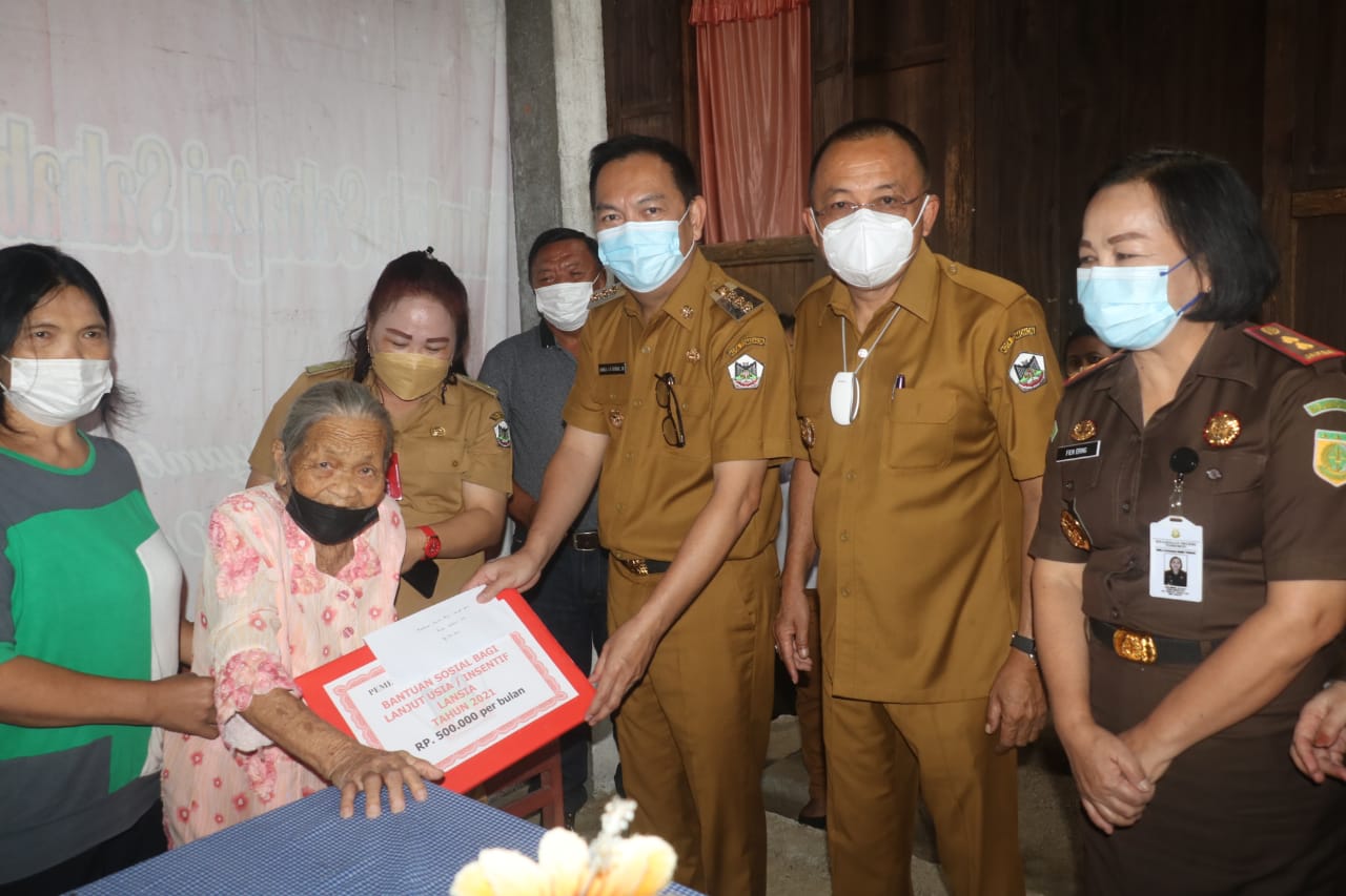 Oma Berta Berumur 101 Tahun dan 1623 Lansia di 44 Kelurahan Terima Dana Insentif