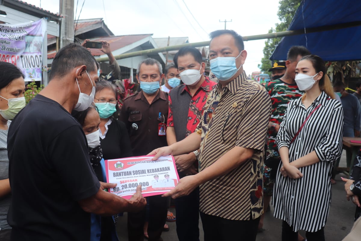 Walikota Salurkan Dana Bencana Kebakaran Rp 20 juta, Buat Dua Keluarga di Tinoor