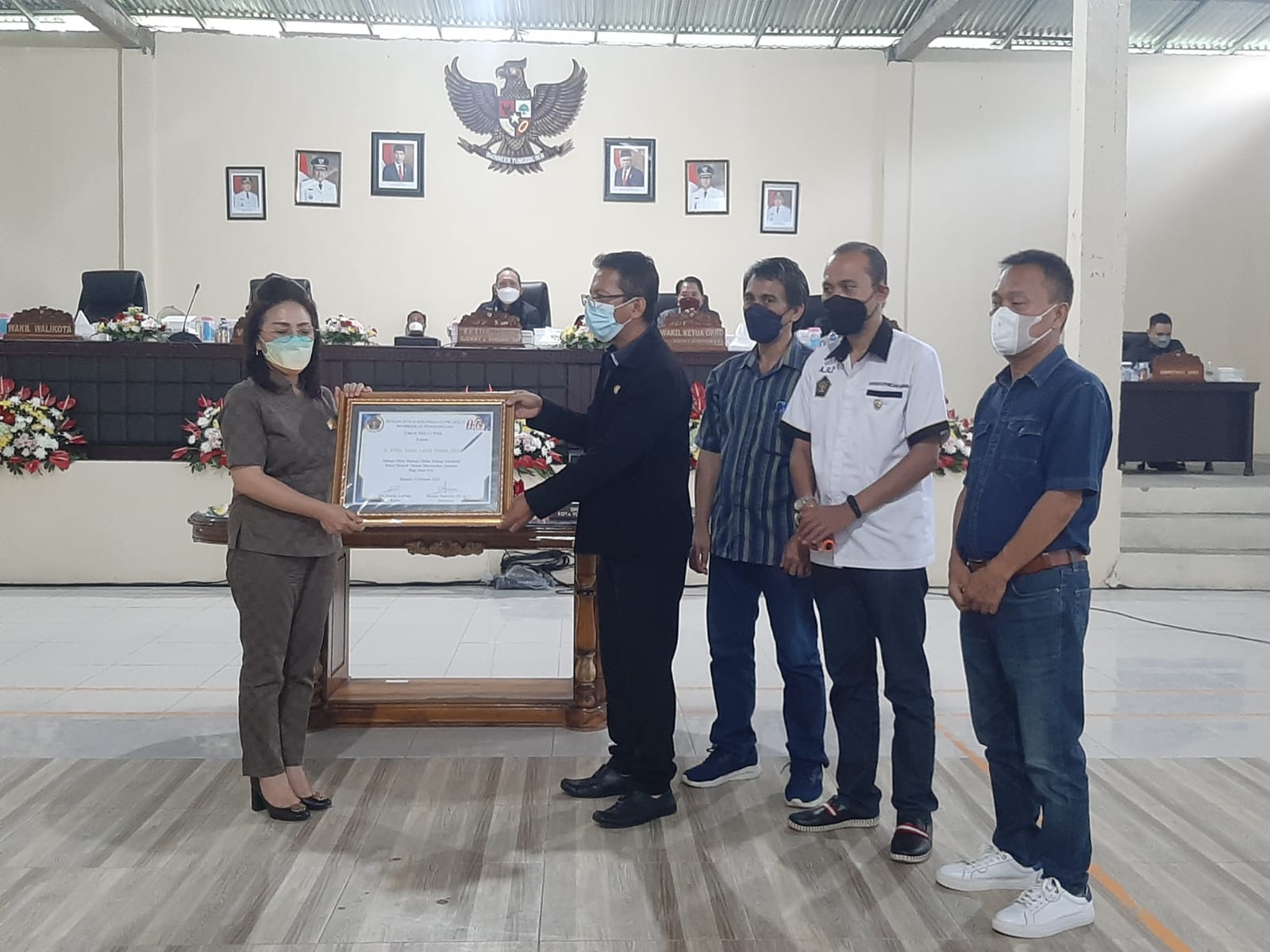 PWI Sulut Anugerahi MJLW Tokoh Peduli Pers