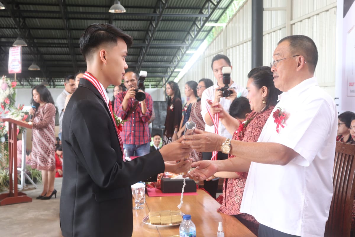 Wawali Ucapkan Selamat Atas Penamatan Siswa Kelas 12 SMA 1 Tomohon