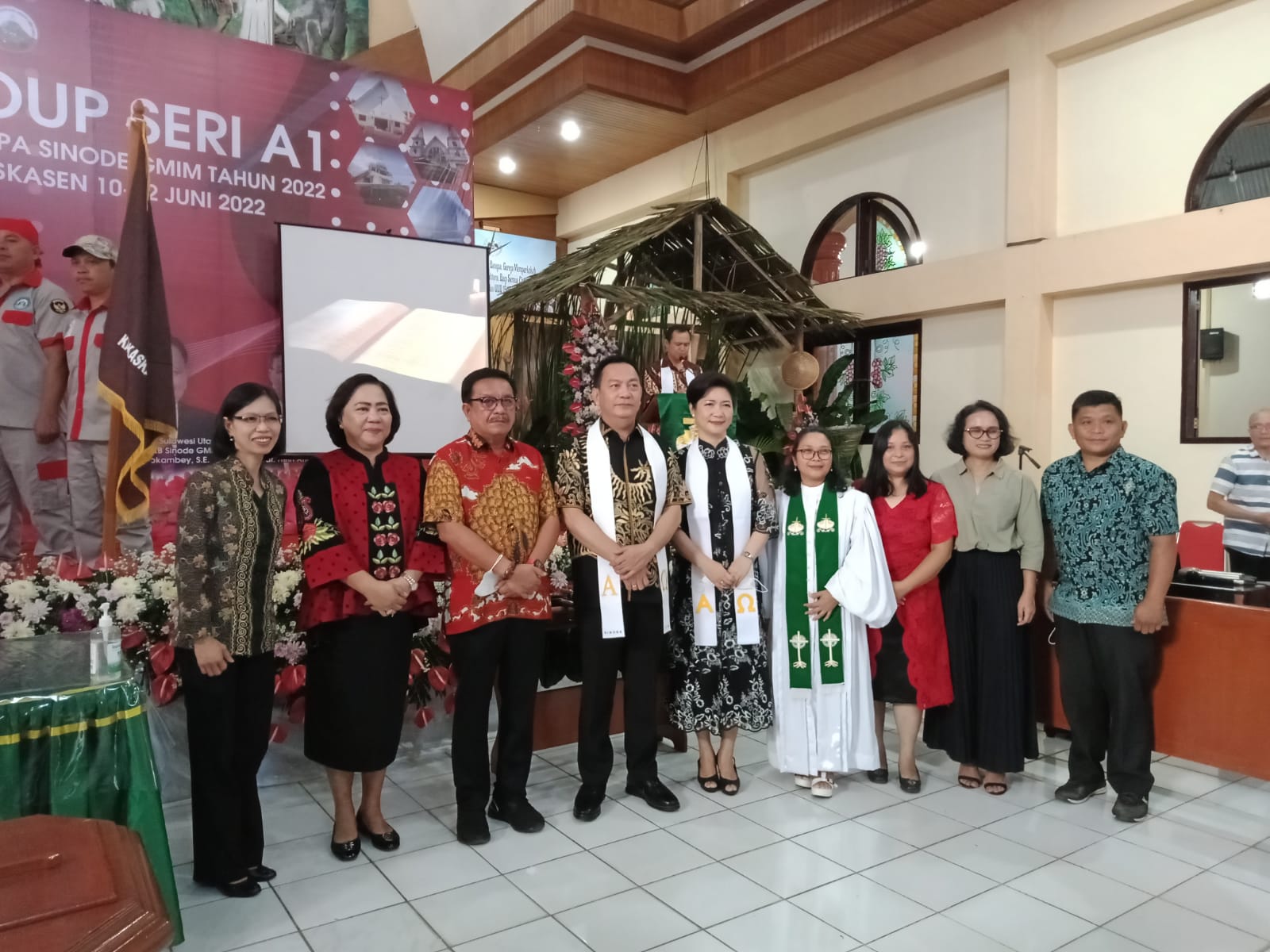 Pnt Caroll - Bunda Syanet Turut Bersyukur dalam Ibadah 191 tahun Pekabaran Injil dan Pendidikan Kristen GMIM