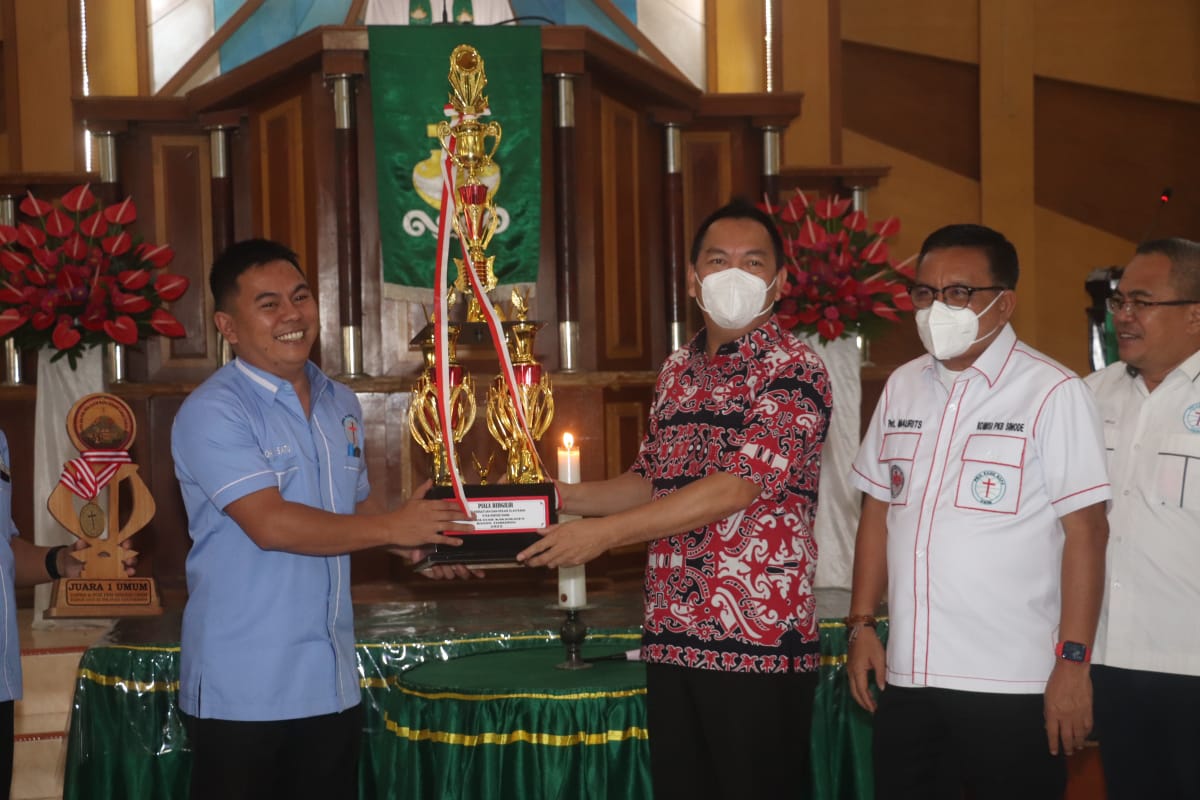 Pnt Caroll dan Pnt Maurits Serahkan Hadiah Pemenang Lomba di Hapsa PKB Sinode GMIM 2002