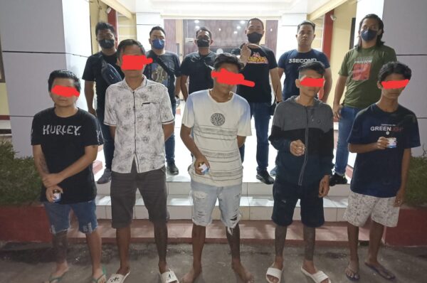 Lima Pria Diamankan Tim Anti Bandit Saat Kedapatan Bawa Sajam Sambil Pesta Miras dan Ehabond