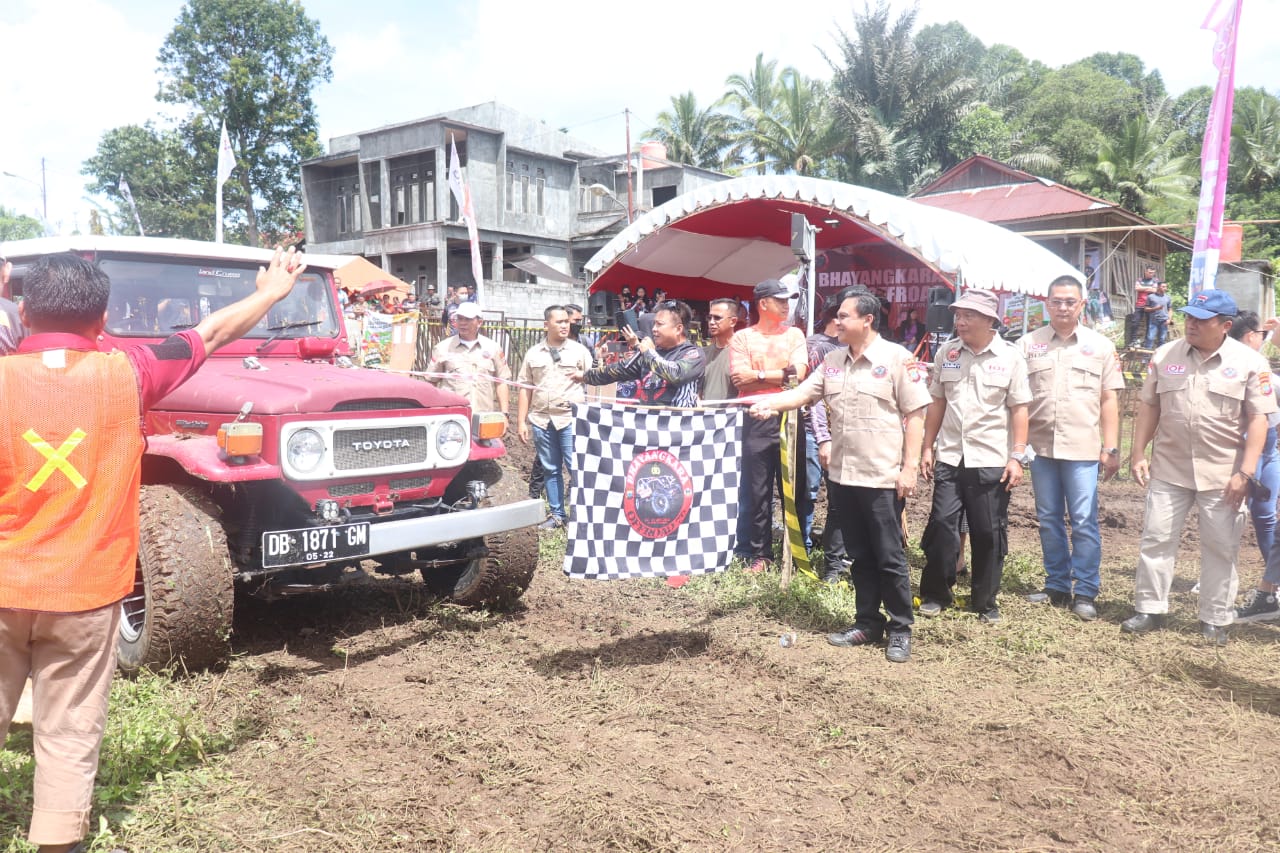 Ratusan Offroader Unjuk Gigi di Bhayangkara Offroad 76