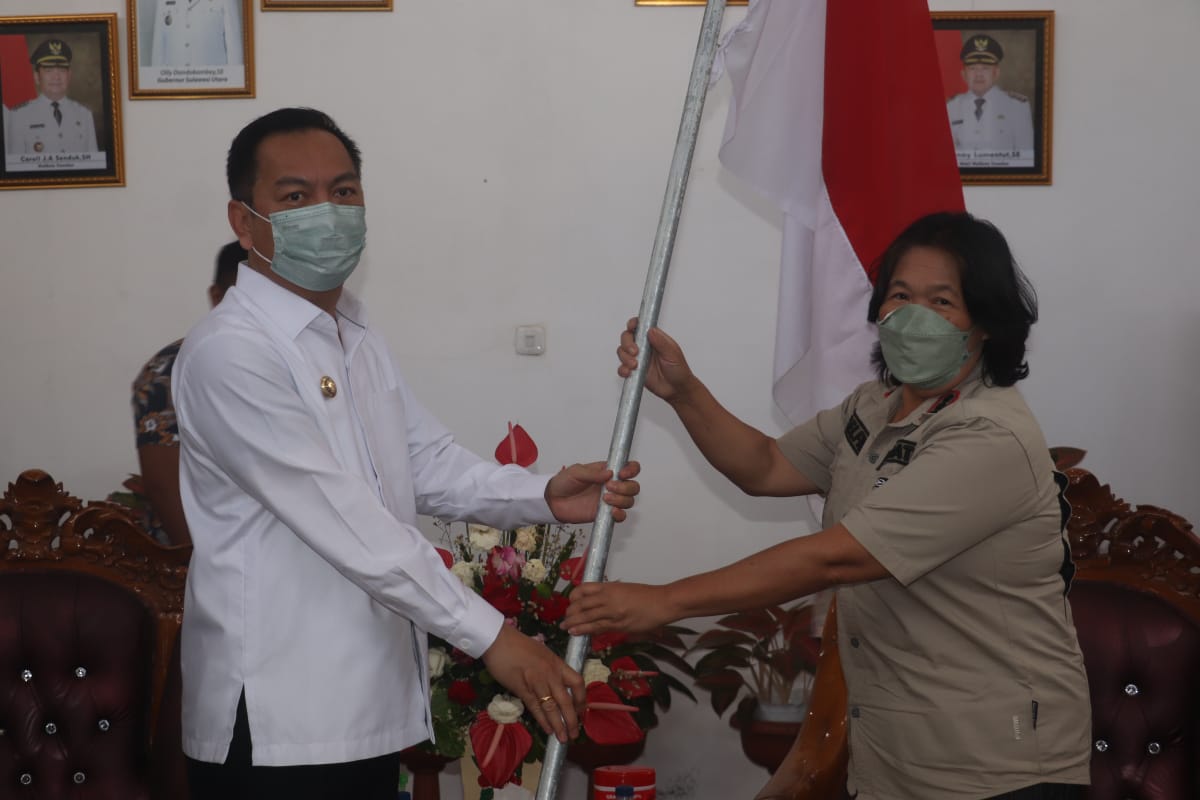 Pemkot Tomohon Turut Serta Ikuti Pembagian 10 Juta Bendera Merah Putih Se - Indonesia