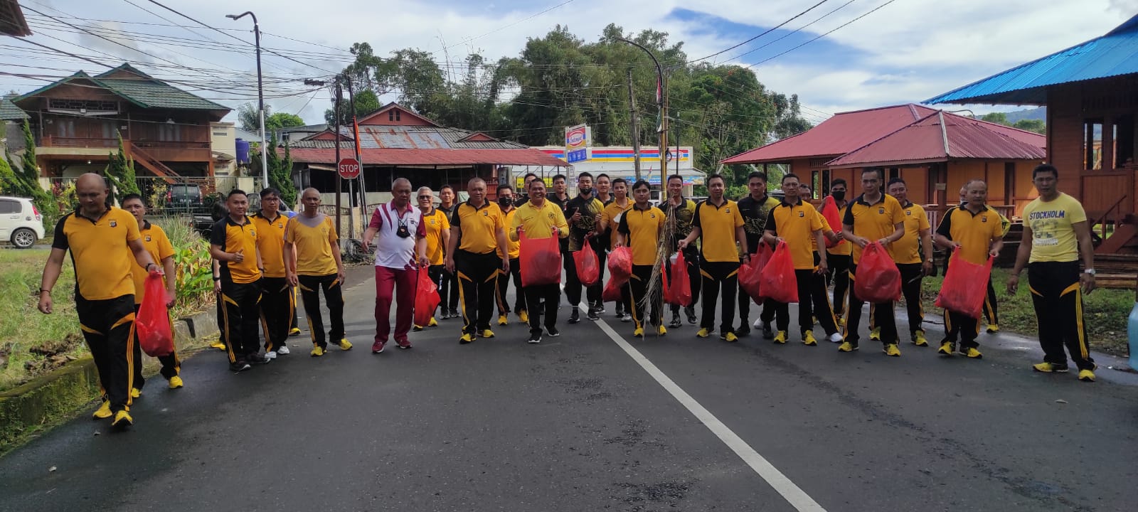 Polres Gelar Olahraga Bersama Sambil Bersih Bersih Sampah