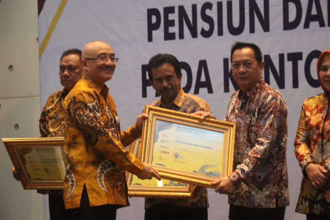 Hebaaat….Pemkot Tomohon Raih BKN Awards