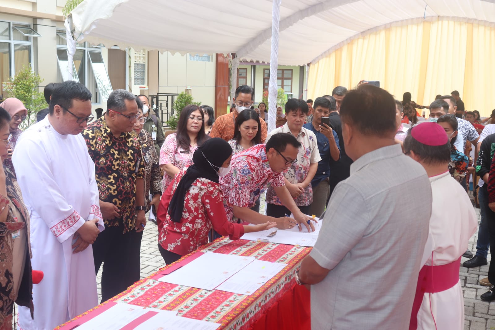 Gubernur - Walikota Tomohon Hadiri Serah Terima Pengelolaan dan Peresmian Rusun Seminari St Fransiskus Xaverius Kakaskasen Tomohon