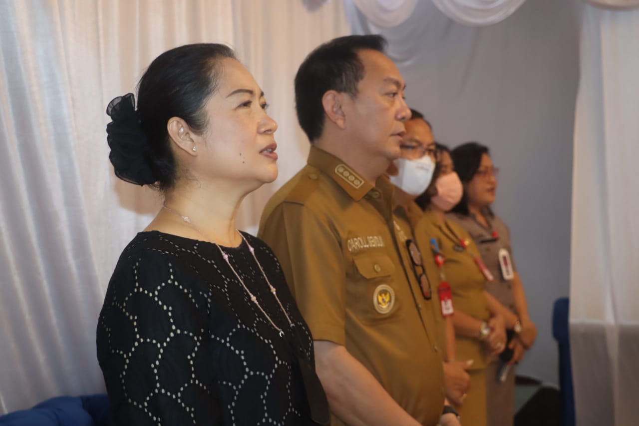 Pnt Caroll Senduk - Pnt Syanet Melayat di Rumah Duka Keluarga Alm Deki Tileng