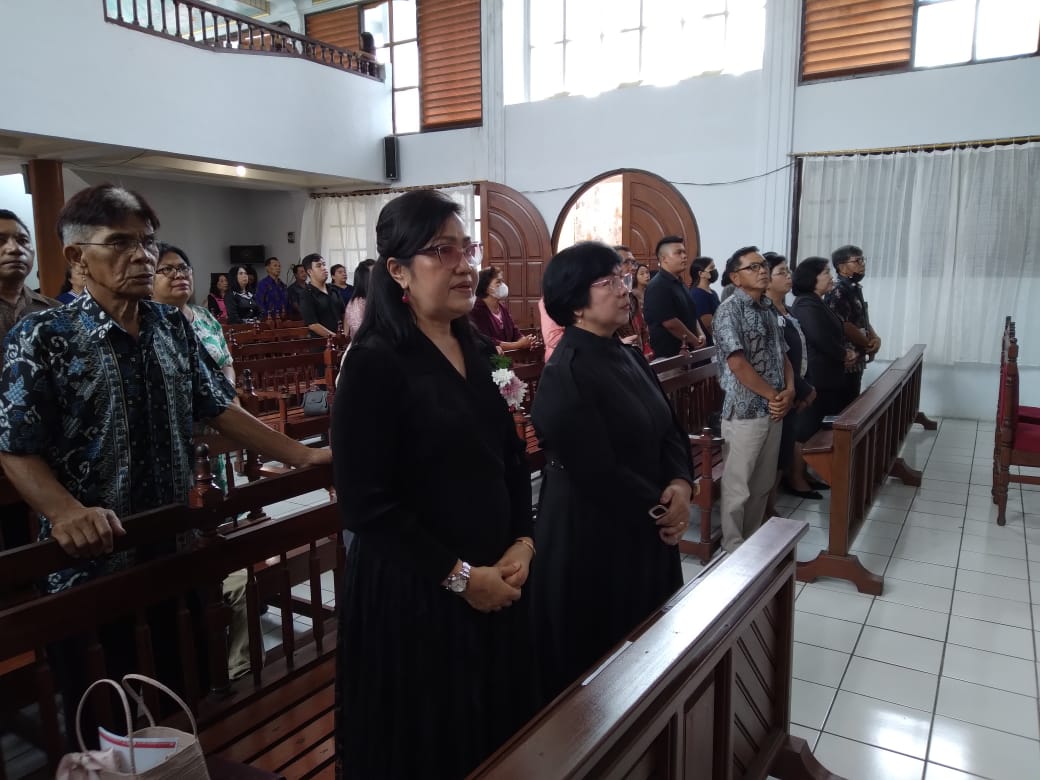 Lilly Solang Hadiri Ibadah Pengutusan Pdt Yongke Meckvi Tumundo MTh dan Penerimaan Pdt Meiny Gabriela Komalig STh di jemaat GMIM Siloam Taratara