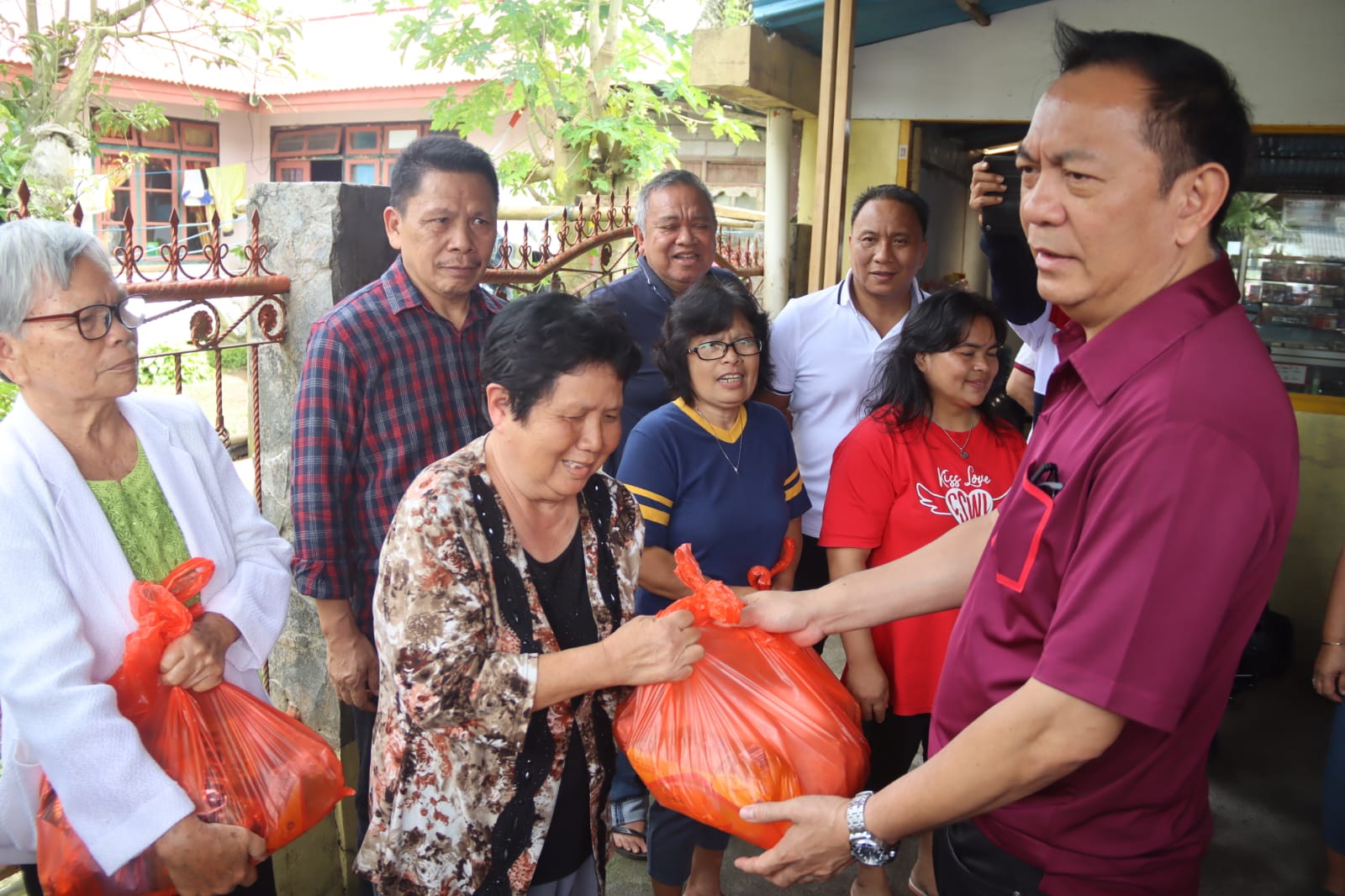 Walikota Tomohon Salurkan Langsung Bansos Bagi 19 Keluarga Terdampak Bencana Banjir dan Longsor di Tomohon