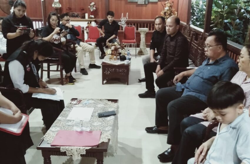  Wabup Minahasa Bersama Isteri Tuntaskan Satu Tahapan Pemilu 2024