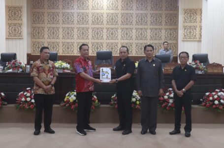 Walikota Sampaikan Ranperda Pajak dan Retribusi Daerah di Hadapan Fraksi DPRD Tomohon