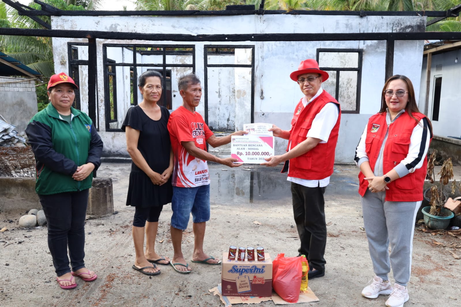 Kunjungi Korban Kebakaran Desa Bukit Tinggi, Bupati ROR Serahkan Bantuan Sosial