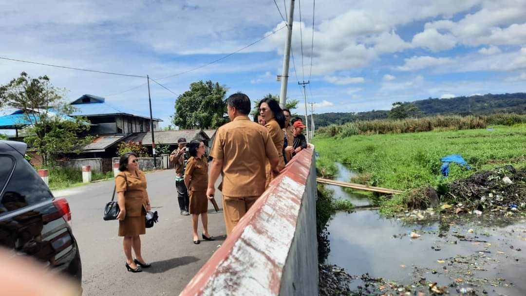 Dinas PUPR Minahasa Tangani Sampah yang Penuhi Saluran Tobeke