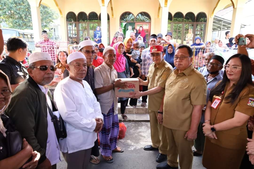 Umat Muslim di Pineleng Terima Bantuan dari Pemkab Minahasa