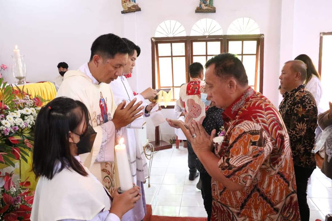 Ikuti Misa Syukur Perayaan Paskah Stasi Passo, Robby Dondokambey Minta Umat Katolik Dukung Program Pemerintah