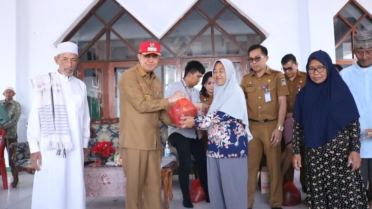 Kaum Dhuafa di Dua Masjid Tondano dan Langowan Terima Bantuan dari Pemkab Minahasa