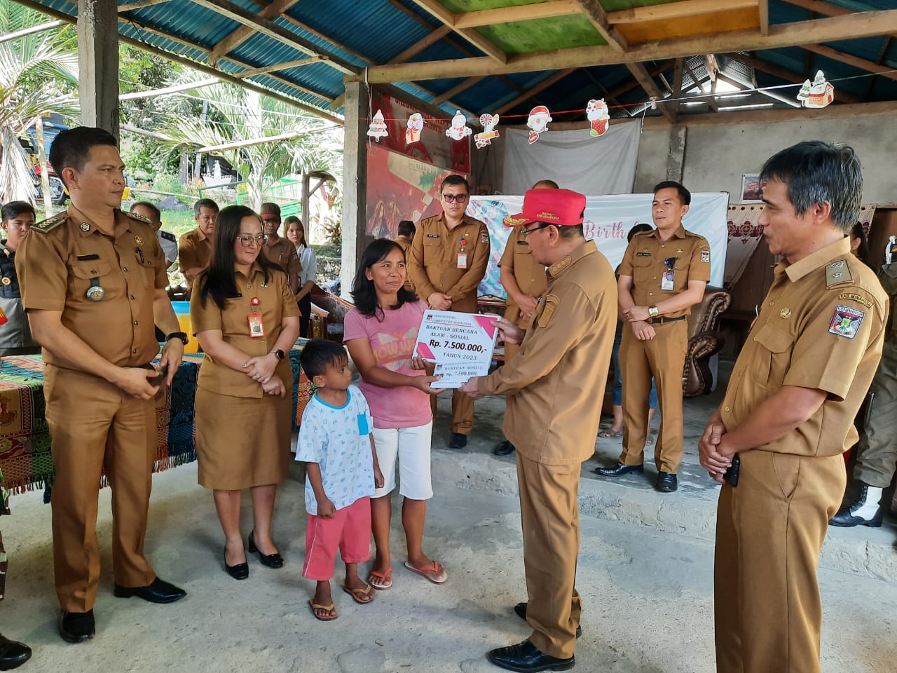 Bupati Minahasa Salurkan Bantuan Bencana Alam Bagi Warga Terdampak di Sonder dan Langowan