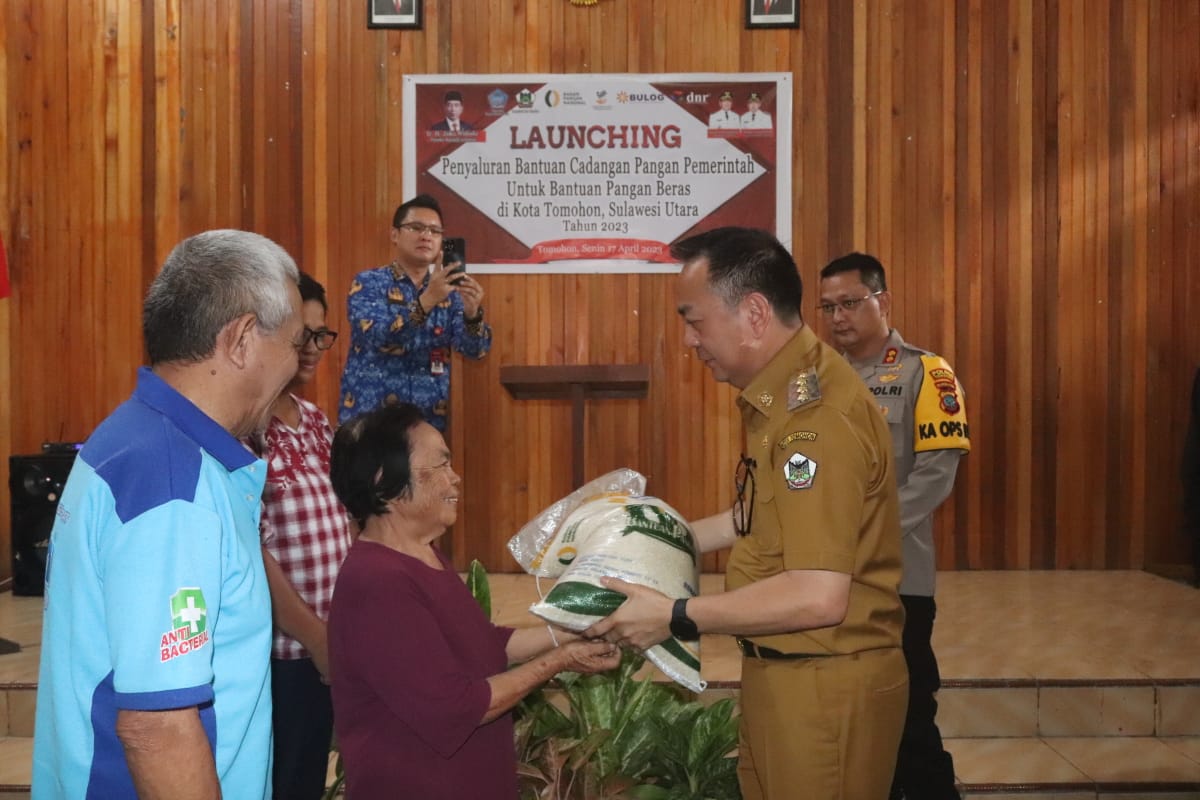 KPM di Tomohon Terima Bantuan Beras