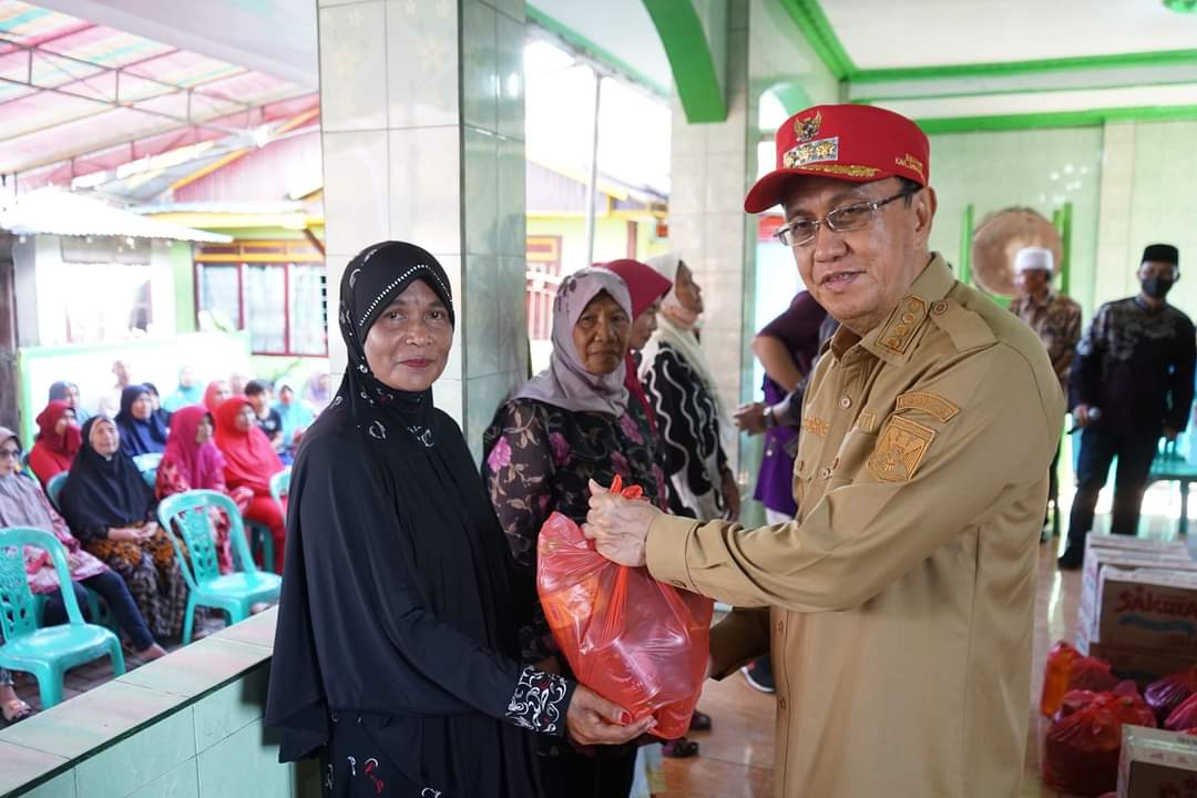 Bupati Minahasa Serahkan Bantuan Bapok Bagi Kaum Dhuafa Lansia di Kecamatan Remboken