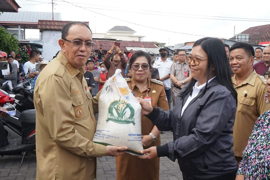 Pemkab Minahasa Salurkan Cadangan Beras di Kecamatan Kawangkoan