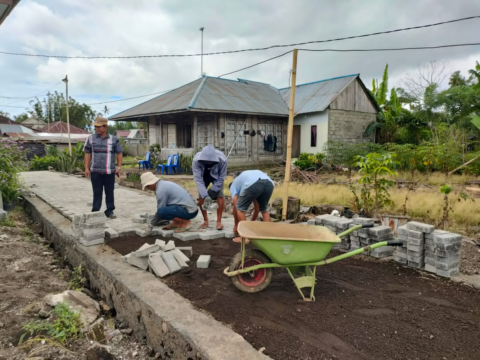 Pemerintah Desa Kamanga Laksanakan Pekerjaan Pemasangan Paving Block