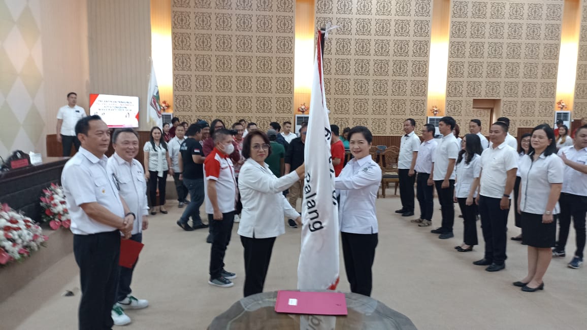 Dilantik Annie Dondokambey, drg Jeand'arc Karundeng Nahkodai PMI Kota Tomohon