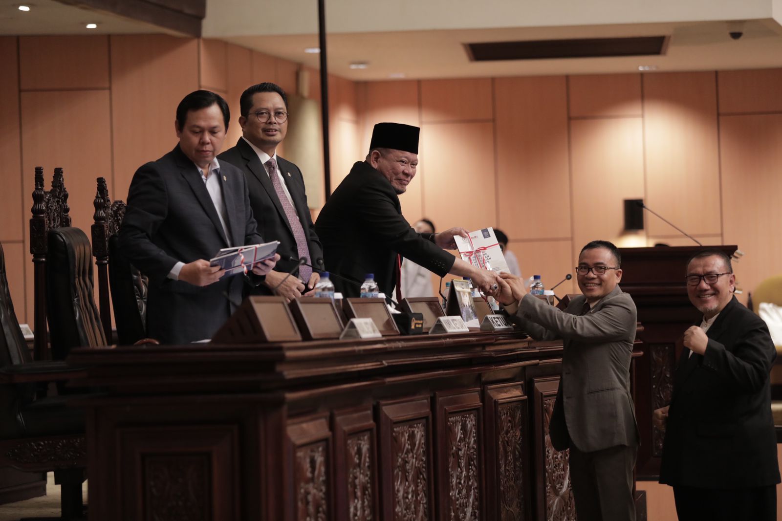 Ketua DPD RI Puji Perjuangan Senator Stefanus Liow Perjuangkan Dua Aspirasi Meresahkan di Daerah