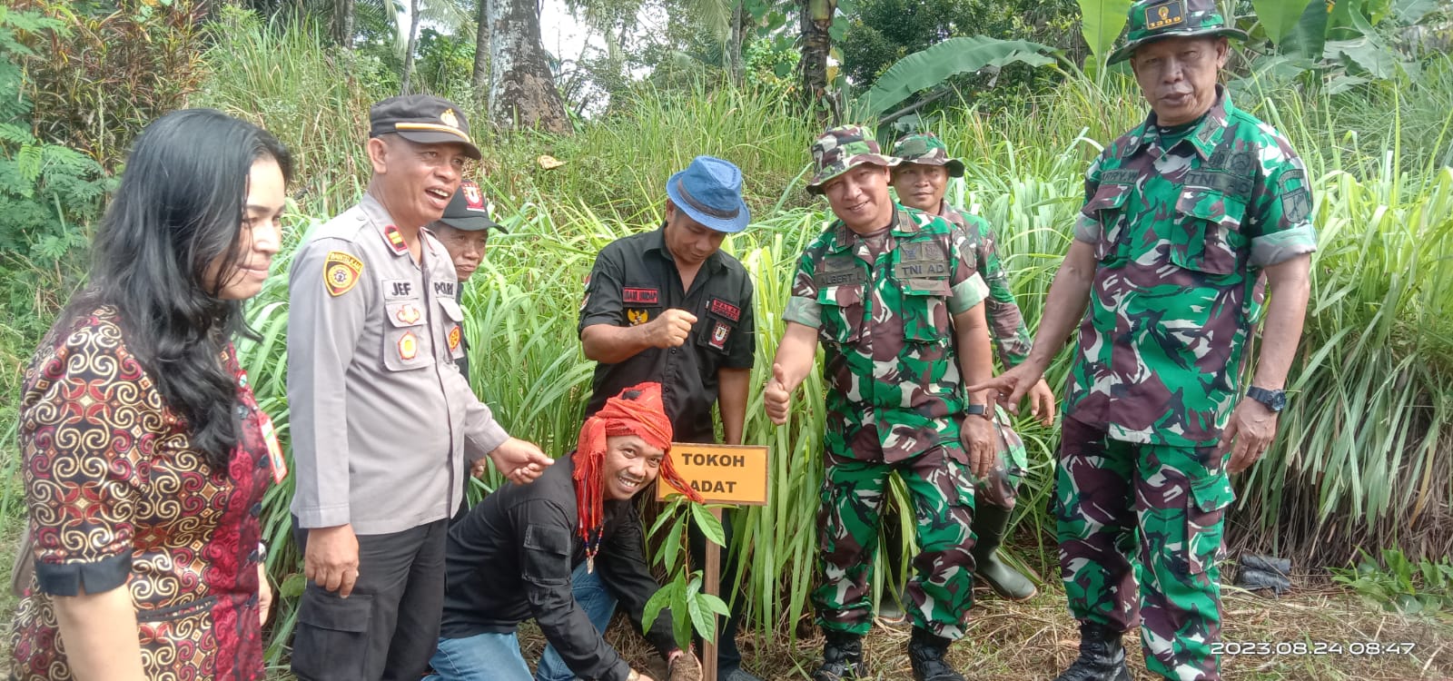 Warga Tombulu Antusias Ikuti Karya Bakti dan Penghijauan Kodim 1309 Manado