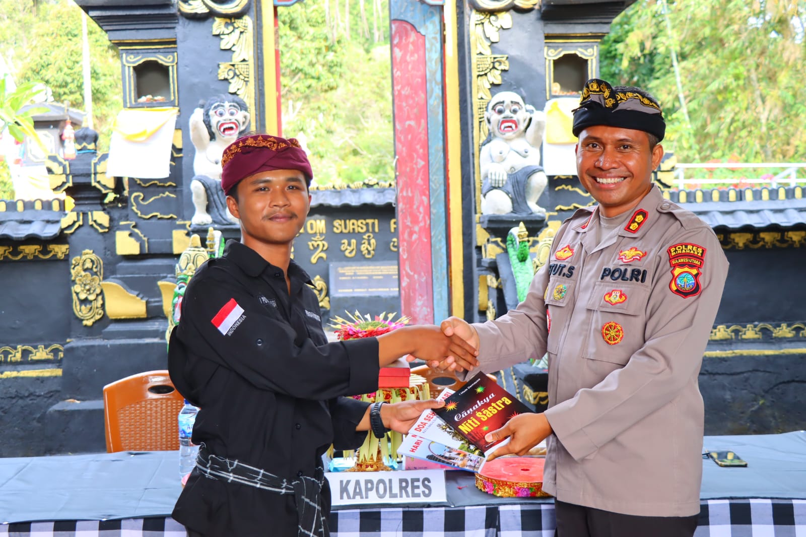 Polres Bantu Pemeliharaan Pura dan Buku Untuk Umat Hindu di Minahasa