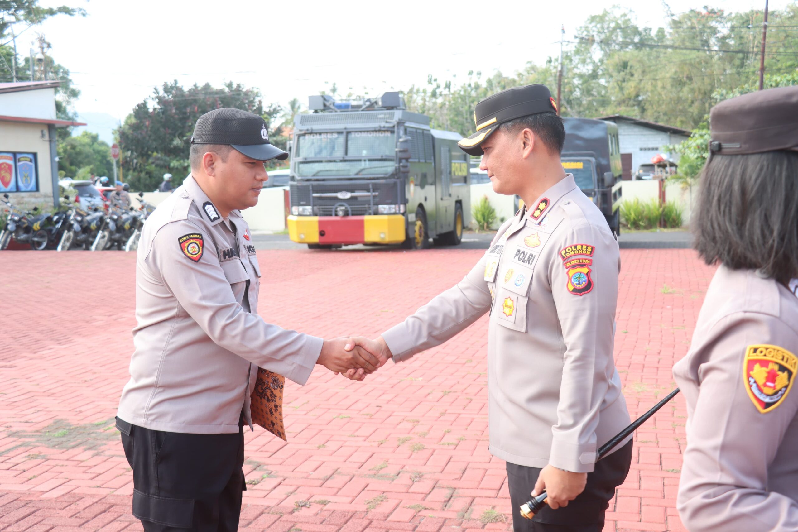 Profesional dalam Bertugas, Bripka Halvey Londok SH Raih Penghargaan dari Kapolres Tomohon