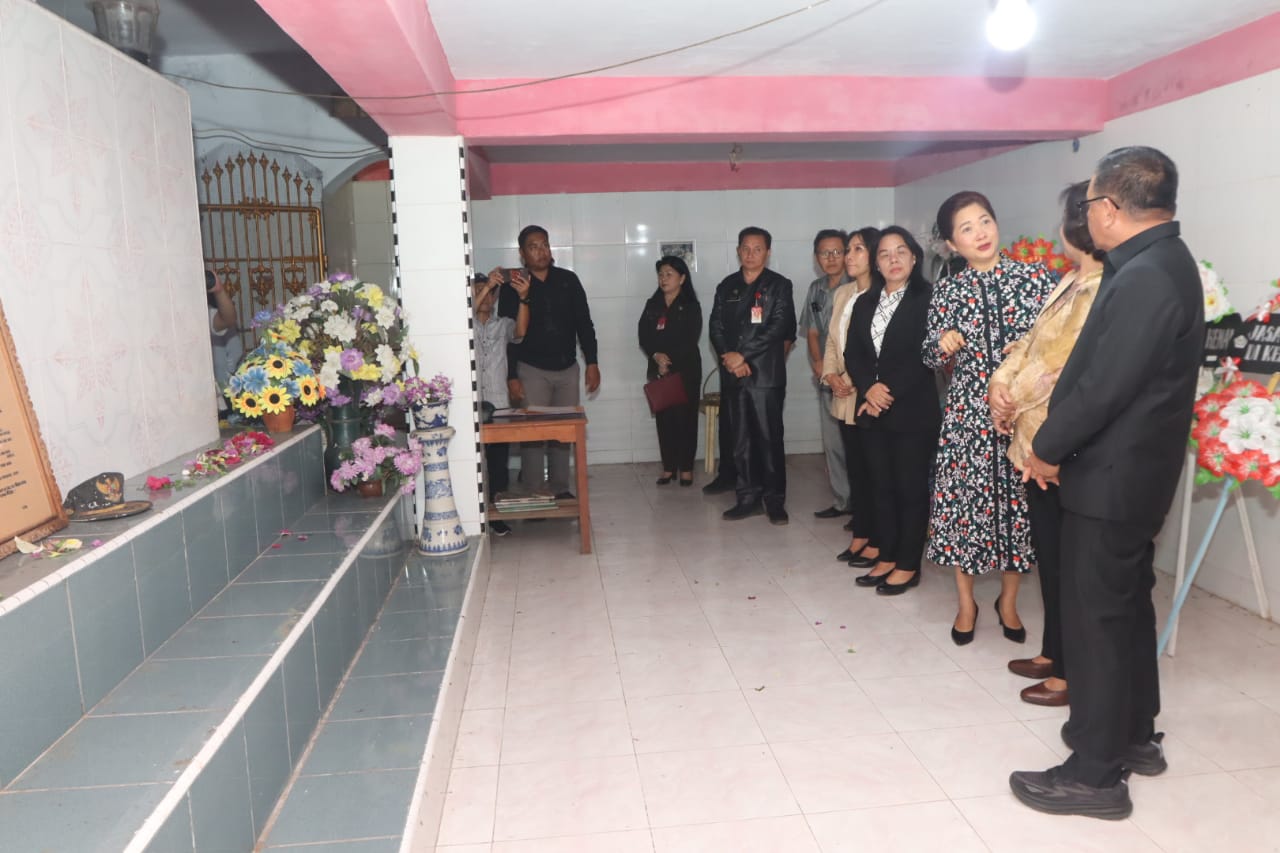 HUT Bitung Ke 33, Walikota Bitung dan Jajaran Ziarah Ke Makam Drs Karel Lasut Senduk