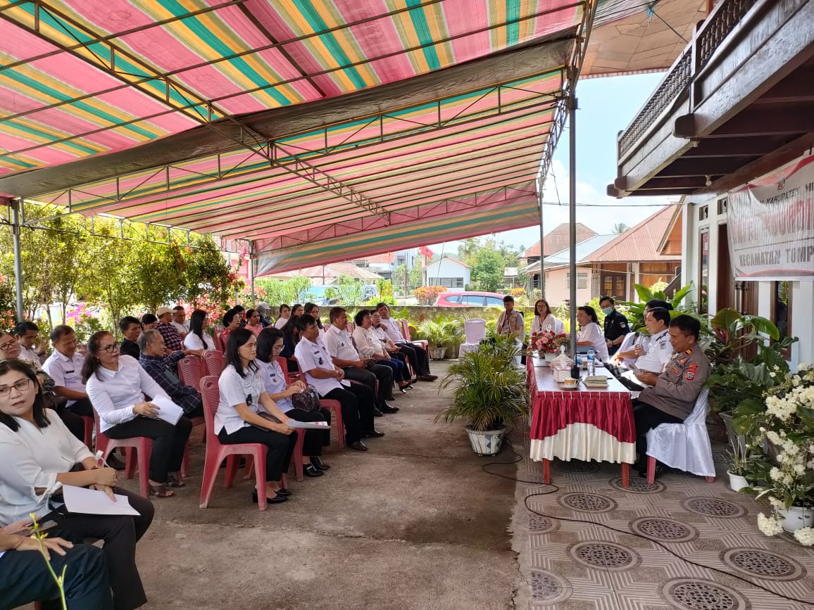 Camat Tompaso Minta Semua Perangkat Desa Sukseskan Program Pemerintah