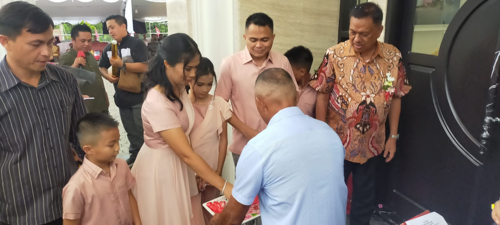 Syukuri Kepedulian Jemaat, Keluarga Kandoli - Antou Bantu Pembangunan Gereja GMIM Anugerah Lowu I