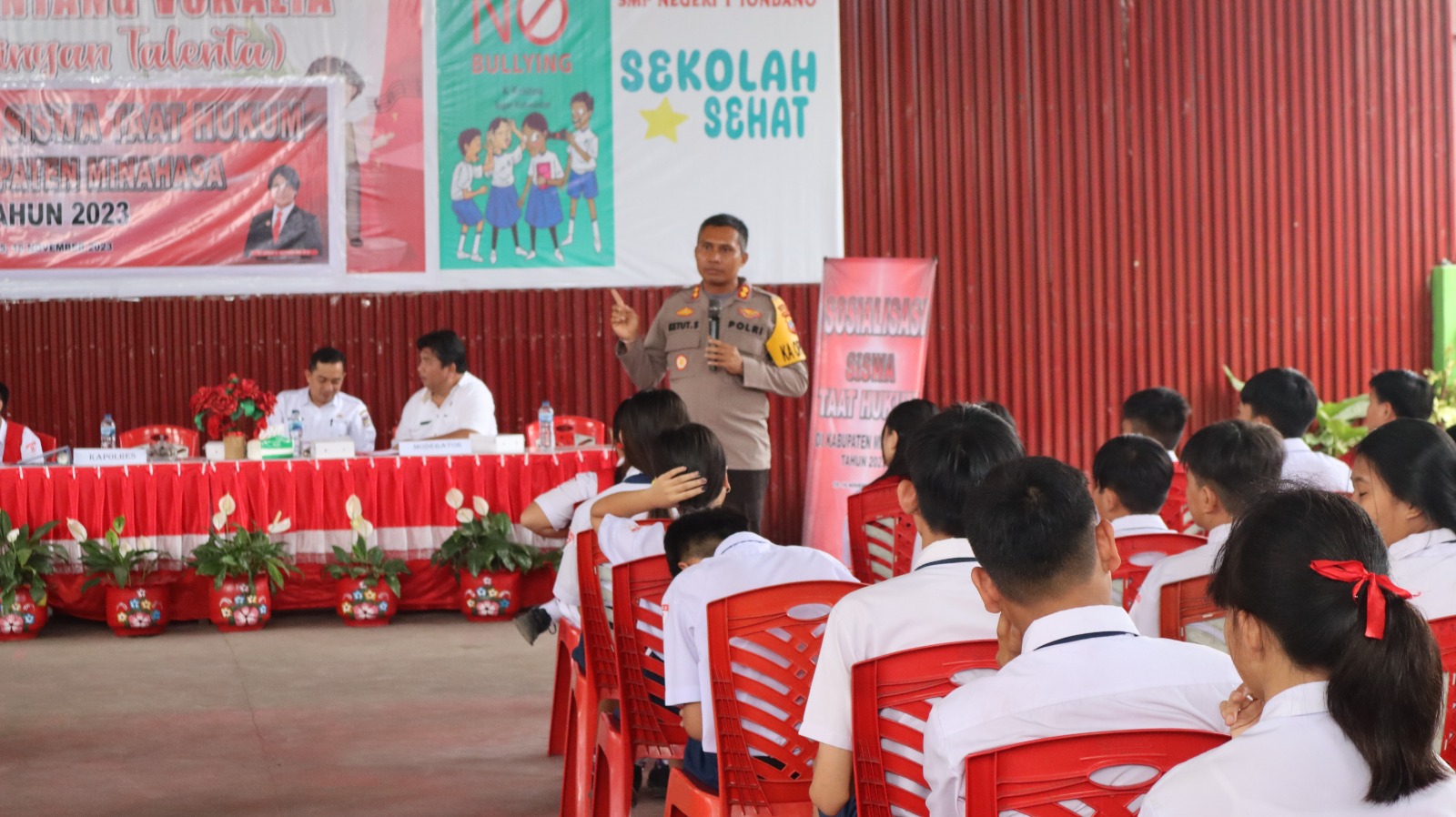 Kapolres Minahasa Sosialisasikan Dampak Bahaya Narkoba ke Siswa SMPN 1 Tondano