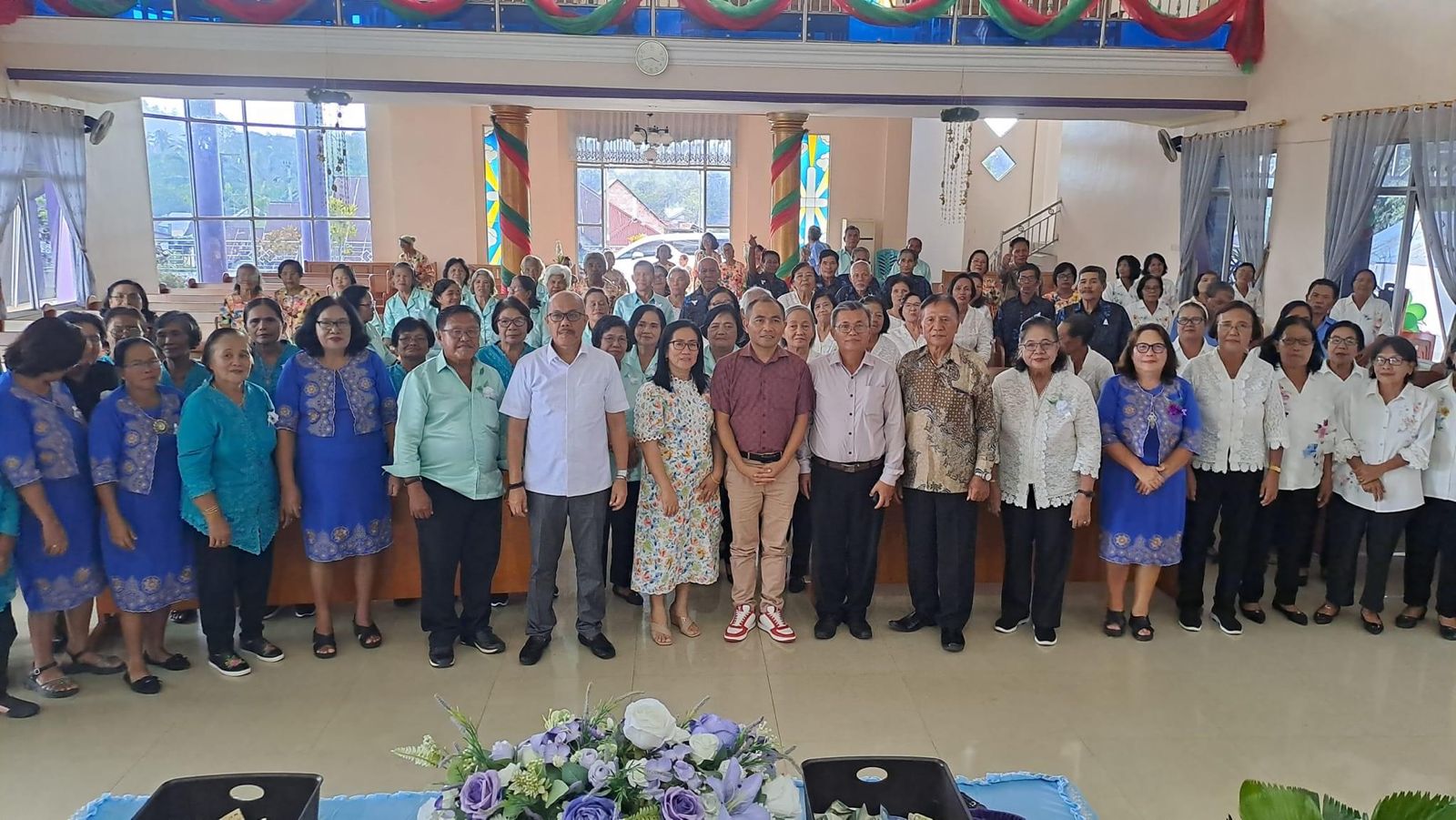 Ibadah Natal di Gereja GMIM Solafide Lobu 2, Capt Remly Kandoli Tegaskan Lansia adalah Tiang Doa bagi Keluarga