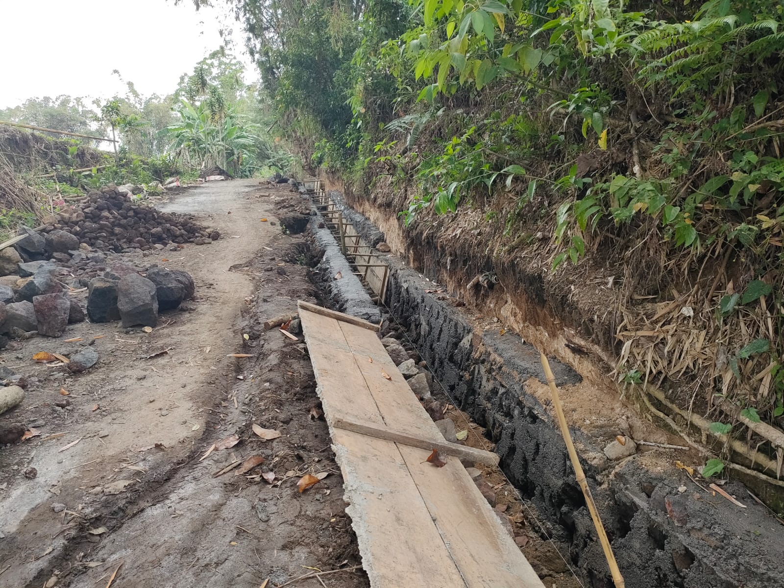 Pemdes Talikuran Tompaso Bangun Drainase di Perkebunan Nuangan