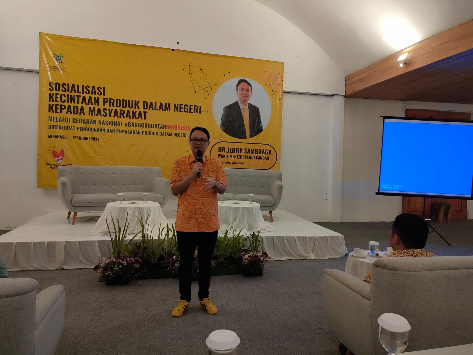 Kunjungi Minahasa, Jerry Sambuaga ajak Masyarakat Cintai Produk Dalam Negeri