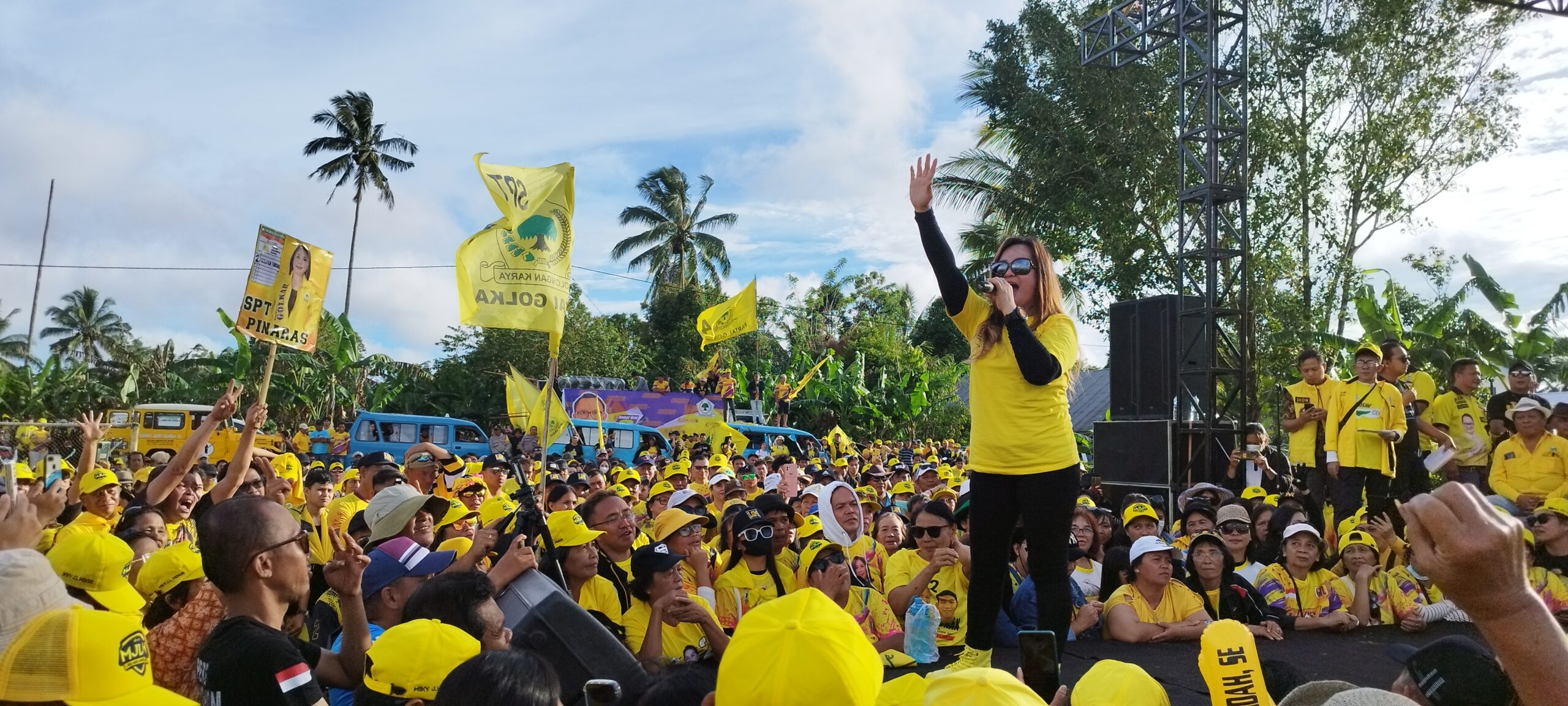 Syerly Adelyn Sompotan Bakar Semangat Ribuan Massa Golkar di Lapangan Woloan