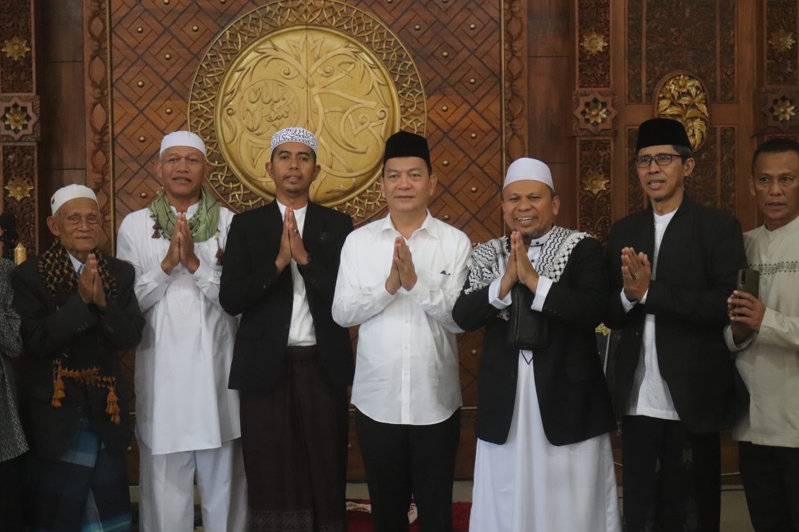 Turut Bersyukur di Hari Raya Idul Fitri 1 Syawal 1445 Hijriah, Caroll Senduk Berbaur bersama Umat Muslim di Masjid Al Mujahidin