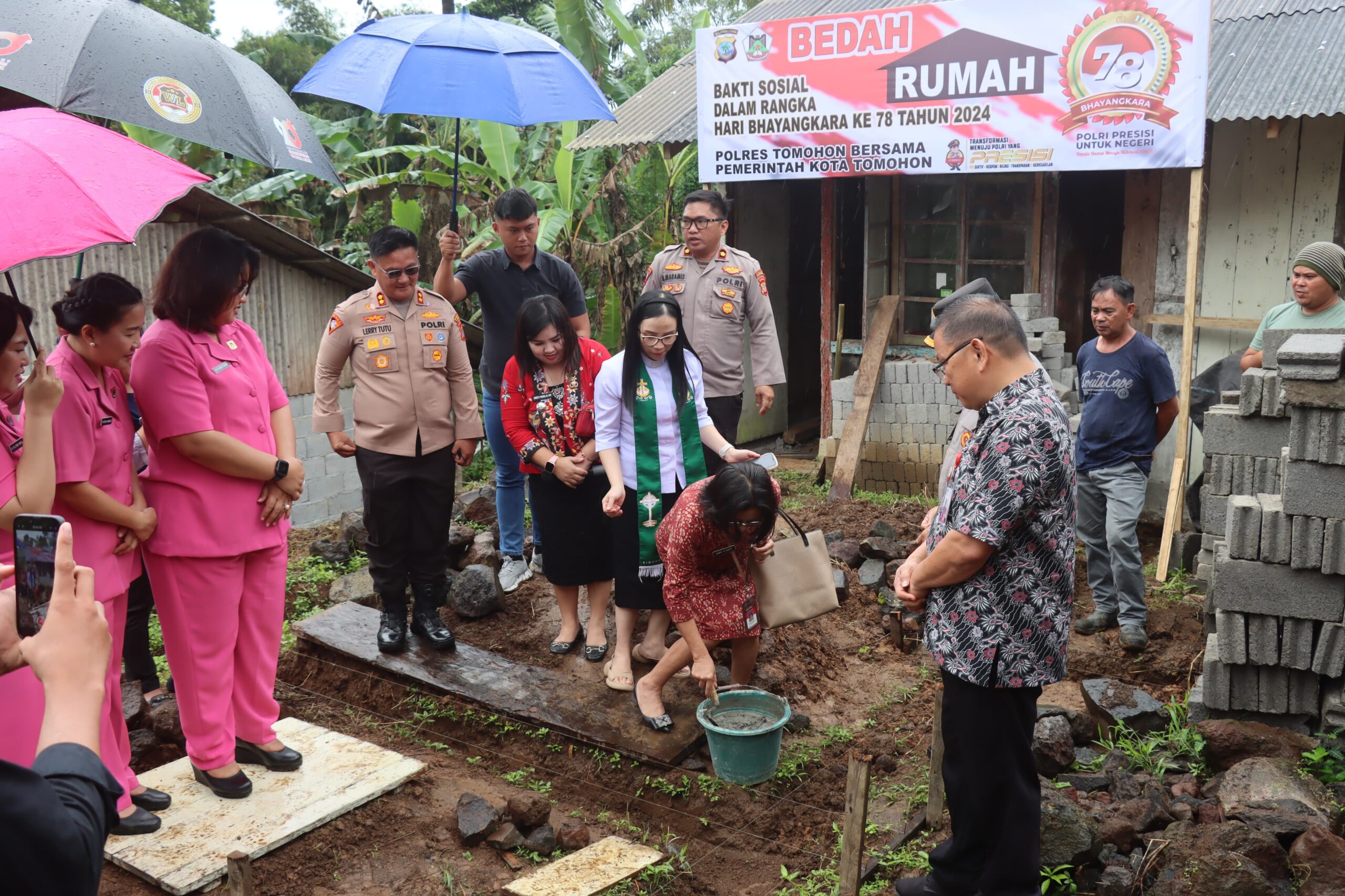 HUT Bhayangkara ke 78, Polres Tomohon Bedah Rumah Petani di Tondangouw