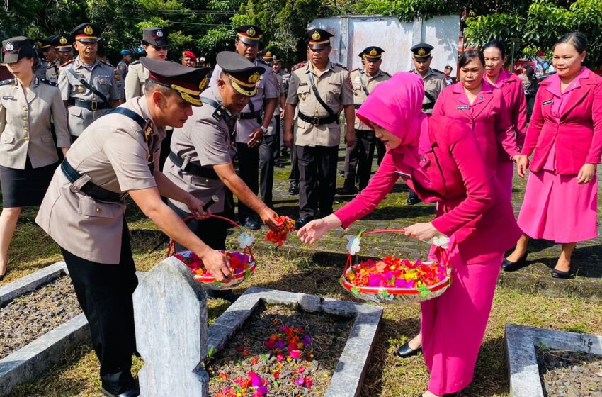  Jelang HUT Bhayangkara ke-78, Polres Minahasa Ziarah Tabur Bunga di Taman Makam Pahlawan Tondano