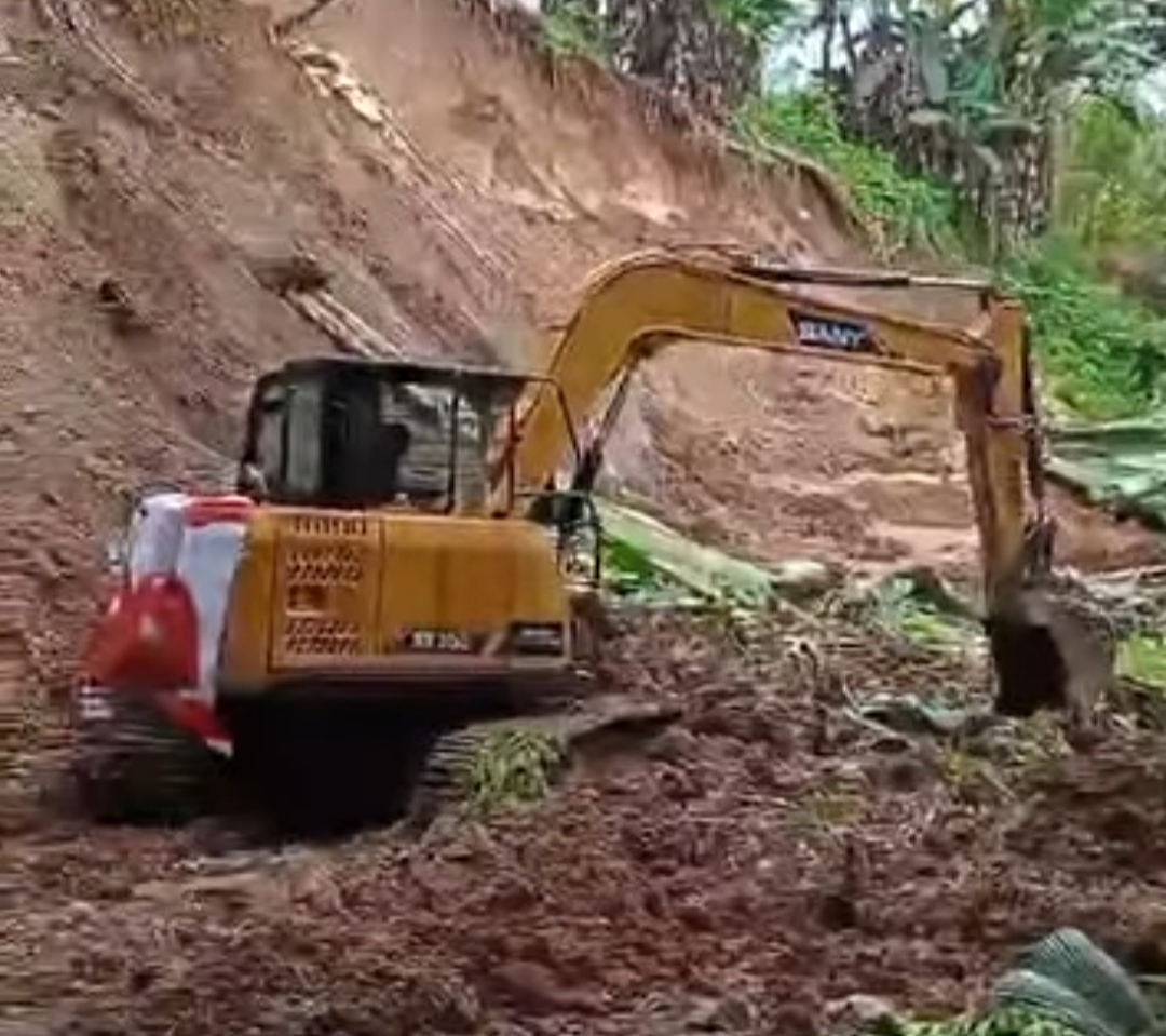 Ronald Kandoli - Fredi Tuda Kerahkan Alat Berat Bersihkan Longsor yang Tutupi Jalan Wiau - Wongkai